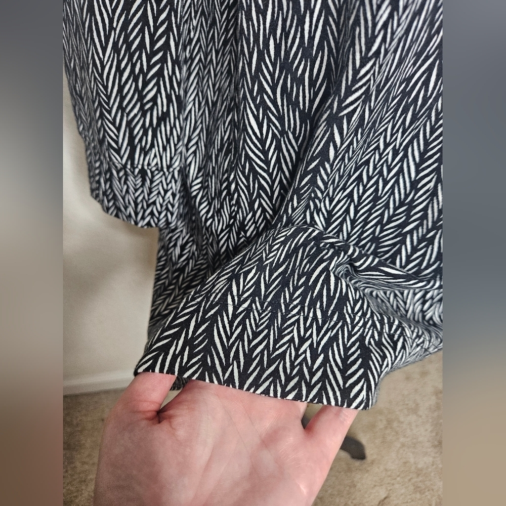 Chico's Cotton Modal Blend Black White Abstract Feather Print 3/4 Sleeve Tunic - Picture 5 of 9